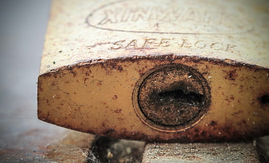 lucchetto, serratura, ruggine, arrugginito, cantina, Entrata, porta della cantina, capannone, vecchia porta, ferro, metallo, lucchetto di metallo, vecchio, avvicinamento, corri giù, nessuno, abbandonato, obsoleto, concentrarsi sulle conoscenze acquisite, declino, intemperie, deterioramento, danneggiato, sporco, vite, bullone, giorno, cattiva condizione, forma geometrica, rovinato, 4K, CC0, dominio pubblico, privo di copyright