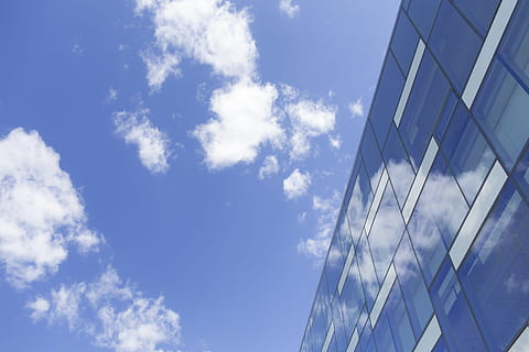 lav, vinkelvisning, høyhuset, bygning, vindusruter, vinduer, fasade, refleksjon, himmel, skyer, sommer, blå, glass, arkitektur, bygge eksteriør, bygget struktur, sky - himmel, glass - materiale, by, moderne, kontor, kontorbygning eksteriør, lav vinkel visning, natur, skyskraper, virksomhet, dag, vindu, ingen folk, utendørs, ren, rett under, legering, 5K, CC0, offentlig domene, opphavsrett gratis