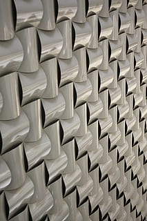 Ściana, tekstura, architektura, arredo, miejski, nowoczesny, zakrzywiony, metal, powtórzenie, Struktura, współczesny, pełna ramka, tła, wzór, zbliżenie, żadnych ludzi, wewnątrz, duża grupa obiektów, biały kolor, sztuki i rzemiosła, rzemiosło, projekt, z rzędu, obfitość, zamówienie, kształt, teksturowane, kreatywność, układ, w kolorze srebrnym, 4K, CC0, domena publiczna, darmowe zdjęcia