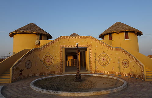 bhunga, chata, oběžník, válcový, bláto, kštice, tradiční, střecha, došková, kuželovitý, architektura, venkovský, vesnice, Dům, chalupa, ekologie, obytný, bydlení, poušť, kutch, rann kutch, grk, gujarat, Indie, stavba, exteriér budovy, jedna osoba, nebe, čisté nebe, den, budova, dospělý, plná délka, Příroda, stojící, zpětný pohled, venku, přistát, muži, voda, cestovat, chůze, vyšperkovaný, luxus, 4K, CC0, veřejná doména, bez autorských práv