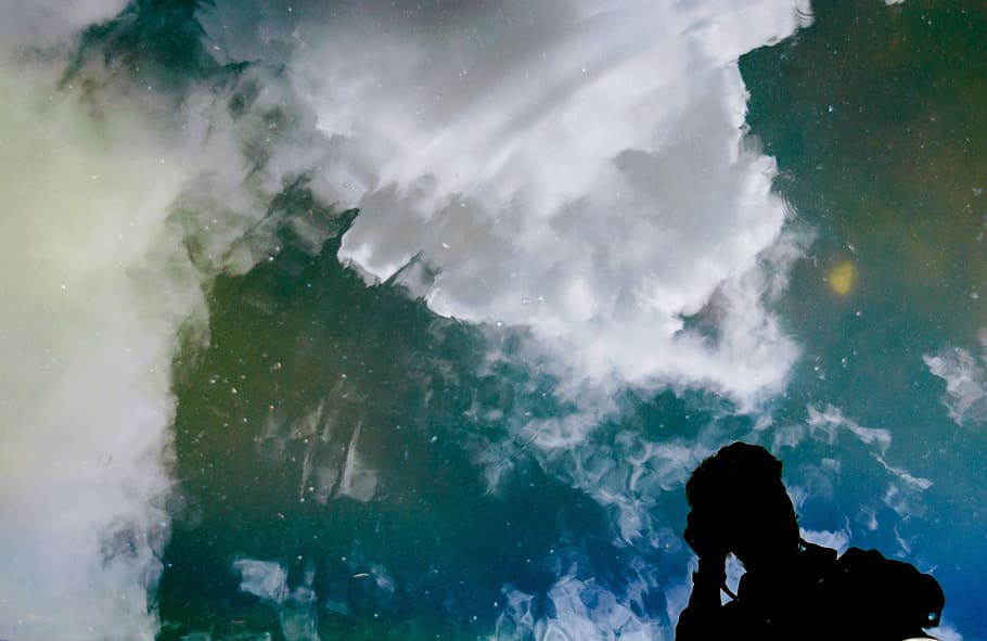 riflessione, acqua, blu, cielo, estate, viaggio, calma, pulito, scena, fresco, trasparente, liquido, una persona, silhouette, natura, mare, all'aperto, attività di svago, giorno, bellezza nella natura, persone reali, stili di vita, analizzare, cercare, guardare, nuvola - cielo, uomini, retrovisore, in piedi, potere in natura, guardando a vista, 2K