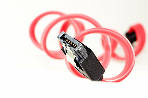 kabel, datamaskin, sata, s-ata, forbindelse, støpsel, pc, maskinvare, edp, databehandling, linje, periphaerie, makro, rød, svart, den, tilbehør, datailaufnahme, Datakabel, teknologi, skjære ut, kommunikasjon, nettverkstilkoblingsplugg, datanettverk, internett, drivstoff og kraftproduksjon, hvit bakgrunn, nærbilde, utstyr, trådløs teknologi, enkelt objekt, elektrisitet, stikkontakt, telefon, ingen folk, elektrisk komponent, global kommunikasjon, elektrisk utstyr, bra belyst, strømforsyning, sølvfarget, 4K, CC0, offentlig domene, opphavsrett gratis