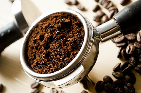 fazole, vařit, kofein, káva, kávovar, pohár, čerstvý, broušení, mletá káva, kuchyně, ráno, espresso, napít se, káva - nápoj, kavárna, hnědý, detail, vonící, portafilter, jídlo a pití, jídlo, pražená kávová zrna, uvnitř, servírovací lopatka, příprava, svěžest, stříbrné barvy, nikdo, hojnost, koření, kov, kuchyňské nádobí, zaměřit se na popředí, velká skupina objektů, ocel, 1080P, CC0, veřejná doména, bez autorských práv