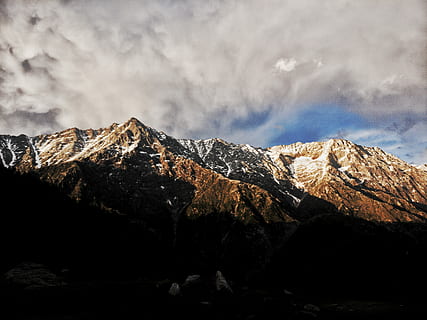 Bergketten, wolkig, Himmel, tagsüber, braun, Weiß, Berge, Berg, Gipfel, Wolke, Rock, Horizont, Landschaft, Aussicht, Wandern, klettern, Schnee, sonnig, Sonne, Bergrücken, Szenen - Natur, wolke - himmel, Schönheit in der Natur, ruhige Szene, Gebirge, Ruhe, keine Leute, Natur, Umgebung, Nicht-städtische Szene, Rock - Objekt, solide, Tag, Fernbedienung, schneebedeckter Berg, draußen, Formation, erodiert, 4K, CC0, gemeinfrei, lizenzfrei