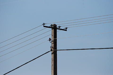 pol, corrent, cables, alt voltatge, electricitat, cable, línia elèctrica, tecnologia, comunicació, equipament, Font d'alimentació, connexió, cel, vista d’angle baix, piló d’electricitat, línia telefònica, pal de telèfon, cap gent, generació de combustible i energia, cel clar, blau, naturalesa, dia, a l'aire lliure, paral·lel, a dalt, equipament elèctric, 4K, CC0, domini públic, lliure de regalies