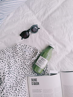 nero, incorniciato, occhiali da sole, bianca, tratteggiata, camicia abbottonata, tessile, lenzuolo, camicetta, bottiglia, luminosa, pulito, colori, moda, flatlay, in casa, succo, rivista, carta, letto, vista dall'alto, mobilia, assistenza sanitaria e medicina, natura morta, nessuno, medicina, biancheria, foglio, comunicazione, Camera da letto, forniture mediche, contenitore, pubblicazione, testo, Colore bianco, 2K, CC0, dominio pubblico, privo di copyright