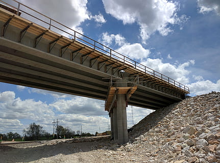 bouw, brug, structuur, brugconstructie, bouwkunde, beton, wolk - lucht, hemel, brug - door de mens gemaakte structuur, architectuur, ingebouwde structuur, verbinding, vervoer, weg, natuur, lage hoekweergave, geen mensen, dag, architectonische kolom, buitenshuis, zonlicht, snelweg, milieu, viaduct, cement, 4K, CC0, publiek domein, royaltyvrij