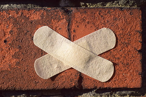 dos, gris, curitas, marrón, hormigón, ladrillo, ladrillos, parche, piedra, fachada, reparar, ajuste, sanar, renovar, grieta, grieta en la pared, pared de ladrillo, cerrar, albañilería, aficionado, rojo, compañía de construcción, dañar, daño como arreglarlo, médico de la casa, herida, apósito para heridas, herida crónica, nadie, al aire libre, día, de cerca, texturizado, el color blanco, Arte y artesanía, forma de corazón, directamente arriba, pared, creatividad, pared - característica de la construcción, símbolo, amor, material de madera, firmar, emoción, forma, emoción positiva, 5K, CC0, dominio público, libre de derechos