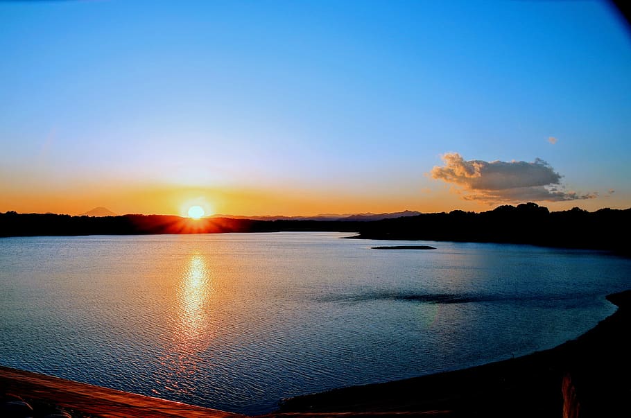 posta de sol, cel, Japó, núvol, al capvespre, sol, aigua, llum, posta de sol al Japó, Japó, tarda, llac okutama, escenics - natura, bellesa a la natura, escena tranquil·la, tranquil·litat, naturalesa, reflexió, mar, cap gent, núvol - cel, idíl·lic, silueta, blau, escena no urbana, llum solar, a l'aire lliure, flare de la lent, 4K
