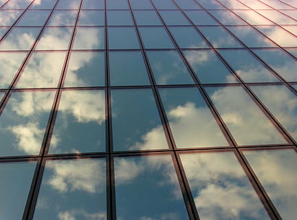 Fassade, Wolken, Spiegeln, die Architektur, Himmel, Glasfront, Verglasung, Struktur, wolke - himmel, Flachwinkelansicht, keine Leute, Fenster, Vollbild, Glas - Material, gebaute Struktur, Reflexion, Hintergründe, Natur, Muster, Gebäudehülle, Gebäude, Tag, draußen, transparent, Stadt, Design, Glas, Bürogebäude außen, Wolkenkratzer, Fensterrahmen, 5K, CC0, gemeinfrei, lizenzfrei