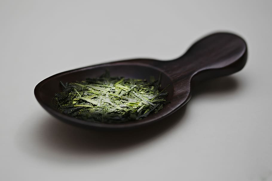 tee, Japó, tir de l'estudi, a l'interior, menjar, menjar i beguda, color verd, estri de cuina, cap gent, planta, primer pla, cullera, equipament per a la llar, herba, benestar, salut i medicina, utensili per menjar, alimentació saludable, part de la planta, fons blanc, material de fusta, Cullera de fusta, fons negre, 4K