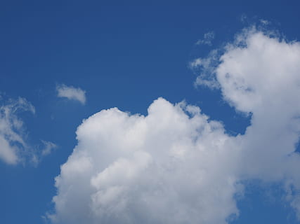 mraky, cloudformace, modrá obloha, nebe, modrý, bílý, atmosféra, kupovité mraky, mrak - nebe, pozadí, Příroda, krása v přírodě, scenics - příroda, klid, bílá barva, nikdo, scéna s oblaky, den, klidné scény, nízký úhel pohledu, idylický, venku, načechraný, celý rám, měkkost, meteorologie, 4K, CC0, veřejná doména, bez autorských práv