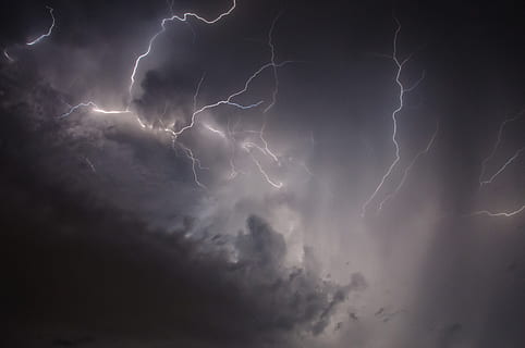 weiße Blitze, Blitz, Himmel, Wolken, Energie, Gewitter, Nacht-, Lichtblitz, Sturm, Natur, Kraft der Natur, entladen, Elektrizität, bedrohlich, atmosphärisch, Kraft in der Natur, wolke - himmel, Leistung, Schönheit in der Natur, Sturmwolke, Zeichen, Warnschild, Kommunikation, Dramatischer Himmel, gegabelter Blitz, bedeckt, keine Leute, extremes Wetter, dunkel, Regen, draußen, sintflutartiger Regen, Meteorologie, 4K, CC0, gemeinfrei, lizenzfrei