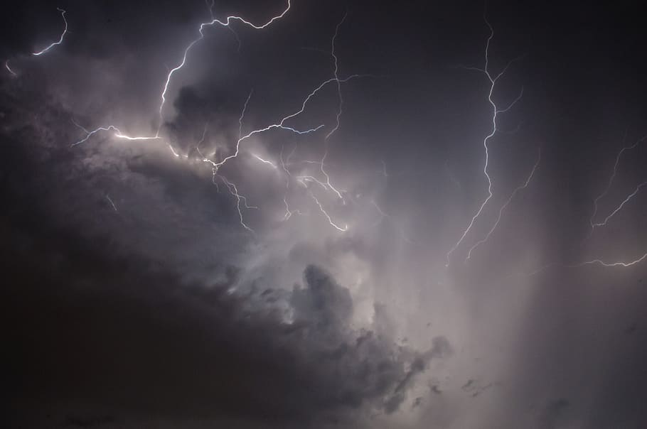 bílé blesky, blikat, nebe, mraky, energie, bouřka, noc, záblesk, Příroda, síla přírody, vybít, elektřina, hrozivý, atmosférický, Blesk, moci, mrak - nebe, Napájení, krása v přírodě, bouřkový mrak, podepsat, varovná cedule, sdělení, dramatická obloha, vidlicový blesk, zatažený, nikdo, extrémní počasí, temný, déšť, venku, přívalový déšť, meteorologie, zlověstný, 4K