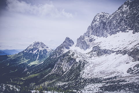 bjerg, bjerge, alpine, topmøde, klippe, bjergbestigning, vandring, udendørs, natur, landskab, gletscher, klipper banen, bjergpas, ferie, Skov, hvile, sti, stille, lempelse, udsigt, græs, eng, himmel, bakke, træer, skønhed i naturen, scenics - natur, bjergkæde, vinter, kold temperatur, ro, rolig scene, sne, ikke-urbane scene, sky - himmel, dag, ingen mennesker, miljø, idyllisk, snedækket bjerg, formation, bjergtop, nåletræ, 4K, CC0, offentligt domæne, royaltyfrie