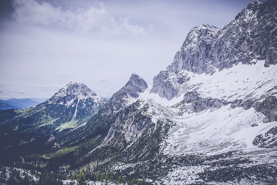 bjerg, bjerge, alpine, topmøde, klippe, bjergbestigning, vandring, udendørs, natur, landskab, gletscher, klipper banen, bjergpas, ferie, Skov, hvile, sti, stille, lempelse, udsigt, græs, eng, himmel, bakke, træer, skønhed i naturen, scenics - natur, bjergkæde, vinter, kold temperatur, ro, rolig scene, sne, ikke-urbane scene, sky - himmel, dag, ingen mennesker, miljø, idyllisk, snedækket bjerg, formation, bjergtop, nåletræ, 4K