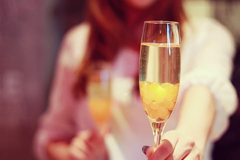 selektiv, fokus foto, kvinde, bedrift, fløjte glas, Brun, væske, stof, Foto, fest, Kvinder, alkohol, mennesker, festlige toast, vin, drikke, fest - social begivenhed, voksen, champagne, hunner, menneskelig hånd, drikkeglas, venskab, samvær, kaukasisk etnicitet, vinglas, livsstil, tæt på, herrer, ung voksen, uigenkendelig person, selektiv fokusering, unge kvinder, gruppe af mennesker, forfriskning, mad og drikke, glas, champagne fløjte, husholdningsudstyr, smilende, begivenhed, luksus, hånd, happy hour, 1080P, CC0, offentligt domæne, royaltyfrie