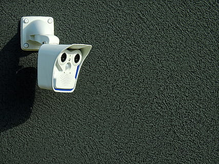 hvid, bullet-type sikkerhedskamera, kamera, video kamera, video, linse, film, indspilning, optage, digital, teknologi, overvåge, overvågning, Mobotix, indbrudstyveri, tyv, badeværelse, indendørs, høj vinkel visning, murbygningsfunktion, hygiejne, ingen mennesker, toilet, menneskeskabt objekt, toiletpapir, tekstureret, manden lavet, hvid farve, arkitektur, bygget struktur, kopiere plads, dag, grå, bolig badeværelse, elektrisk udstyr, 4K, CC0, offentligt domæne, royaltyfrie
