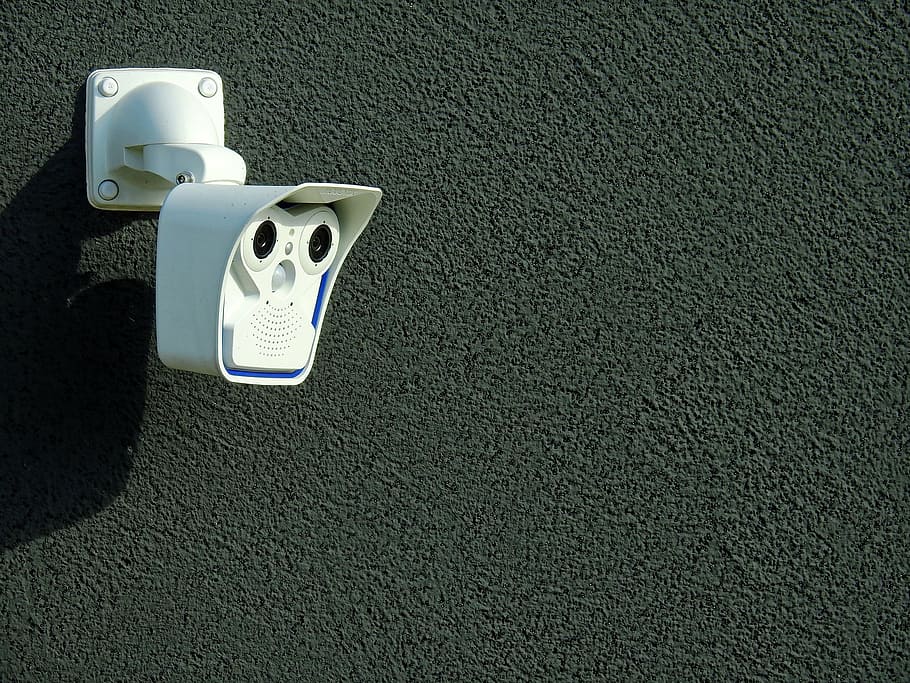 blanc, càmera de seguretat tipus bullet, càmera, càmera de vídeo, vídeo, lent, pel·lícula, enregistrament, registre, digital, tecnologia, monitor, monitorització, mobotix, robatori, lladre, bany, a l'interior, vista d’angle alt, funció de construcció de parets, higiene, cap gent, lavabo, objectes fets per l’home, paper de vàter, textura, fet per l'home, Color blanc, arquitectura, estructura construïda, còpia espai, dia, gris, bany domèstic, equipament elèctric, 4K