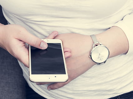 Nahansicht, Foto, Mann, halten, gold iphone 6, Gold, iPhone 6, iphone, 6s, Plus, Apfel, Weiß, Bildschirm, spotten, oben, Frau, Hand, benutzen, Smartphone, Telefon, Uhr, sehen, Clever, Mädchen, Gerät, Handy, Mobiltelefon, jung, Menschen, Lebensstil, mit, App, berühren, Sozial, Person, Technologie, Botschaft, Geschäft, SMS, kabellose Technologie, tragbares Informationsgerät, Kommunikation, menschliches Körperteil, Mittelteil, eine Person, menschliche Hand, Mobiltelefon, echte Menschen, Verbindung, Zeit, Erwachsene, Lebensstile, Armbanduhr, persönliches Accessoire, 4K, CC0, gemeinfrei, lizenzfrei