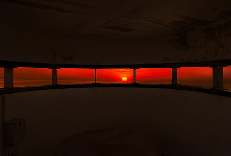 Foto des Sonnenuntergangs, Sonnenuntergang, Aussicht, Perspektive, Sonne, abendstimmung, Himmel, Dämmerung, Vision, Wasser, Meer, Standpunkt, lichtspiel, Abendhimmel, Sommer-, sehen, durch schauen, insbesondere, Sardinien, Urlaub, wunderschönen, blutrot, palau, Wehrturm, Aussichtsturm, Küste, dunkel, drinnen, keine Leute, die Architektur, Abwesenheit, rot, Sitz, beleuchtet, Nacht-, Keller, Lichtanlage, leeren, Natur, Silhouette, Wohnraum, Stuhl, Ruhe, orange Farbe, Parkhaus, 2K, CC0, gemeinfrei, lizenzfrei