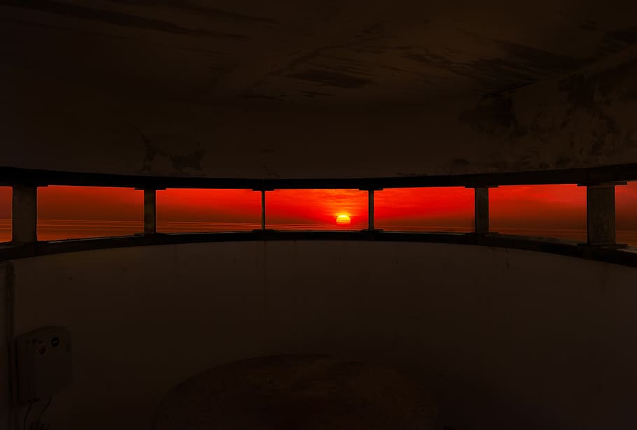 foto de la posta de sol, posta de sol, vista, perspectiva, sol, abendstimmung, cel, vespre, visió, aigua, mar, punt de vista, lichtspiel, cel de la nit, estiu, veure, mirant, especialment, sardenya, festa, bonic, sang vermella, Palau, torre defensiva, torre d’observació, Costa, fosc, a l'interior, cap gent, arquitectura, absència, vermell, seient, il·luminat, nit, soterrani, equips d’il·luminació, buit, naturalesa, silueta, habitació domèstica, cadira, tranquil·litat, color taronja, garatge, 2K
