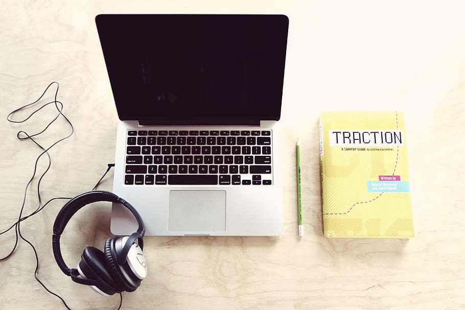 macbook, zawodowiec, słuchawki, książka trakcji, laptop, komputer, technologia, biznes, gabinet, biurko, stół, praca, audio, książka, połączenie, technologia bezprzewodowa, porozumiewanie się, wewnątrz, wyposażenie komputera, żadnych ludzi, klawiatura komputerowa, Internet, klawiatura, przenośne urządzenie informacyjne, kopia przestrzeń, Bezpośrednio powyżej, śieć komputerowa, meble, zbliżenie, studio strzał, 4K