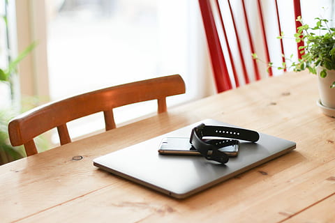 schwarz, sehen, oben, Smartphone, Laptop, berechnen, Schreibtisch, Büro, Tabelle, Küche, hölzern, drinnen, Holz - Material, keine Leute, Fenster, Technologie, Stuhl, Möbel, Kommunikation, Sitz, kabellose Technologie, Abwesenheit, Tag, Fokus auf den Vordergrund, Wohngebäude, Verbindung, öffnen, selektiver Fokus, Das Leben zu Hause, 5K, CC0, gemeinfrei, lizenzfrei