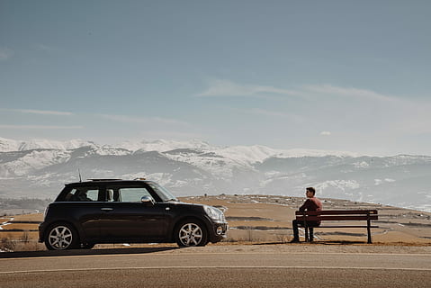Person, Sitzung, braun, Bank, neben, schwarz, Auto, Mini, Berg, Transportmittel, Transport, Kraftfahrzeug, echte Menschen, Himmel, eine Person, Freizeitbeschäftigung, Szenen - Natur, Männer, Lebensstile, in voller Länge, Natur, Schönheit in der Natur, Schnee, Tag, Gebirge, Urlaub, draußen, schneebedeckter Berg, 5K, CC0, gemeinfrei, lizenzfrei