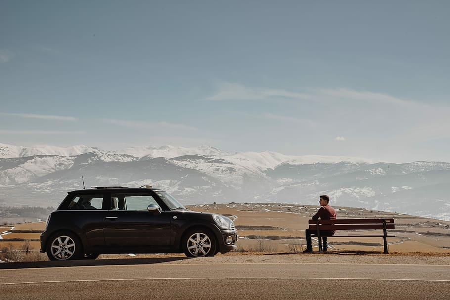 Person, Sitzung, braun, Bank, neben, schwarz, Auto, Mini, Berg, Transportmittel, Transport, Kraftfahrzeug, echte Menschen, Himmel, eine Person, Freizeitbeschäftigung, Szenen - Natur, Männer, Lebensstile, in voller Länge, Natur, Schönheit in der Natur, Schnee, Tag, Gebirge, Urlaub, draußen, schneebedeckter Berg, 5K