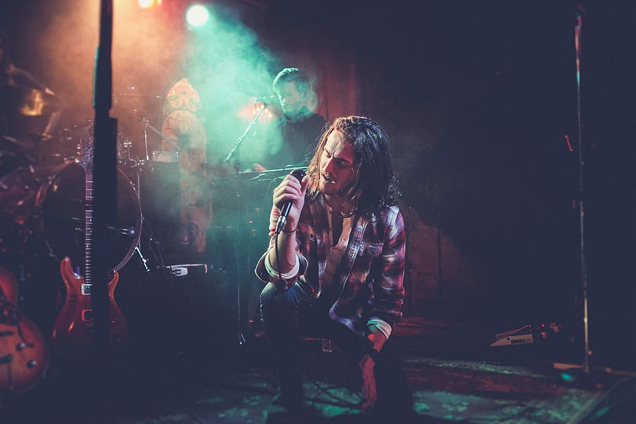 home, cantar, banda, banda de vocalistes, flexió, genoll, pis, cantant, llum, etapa, rendiment, masculí, caucàsic, guitarra, teclat, brumby, concert, música, cançó, rock, cultura i entreteniment artístic, nit, persones reals, esdeveniment, il·luminat, diversió, adult jove, una persona, equips d’il·luminació, vida nocturna, estils de vida, dones joves, escenari - espai de rendiment, llum - fenomen natural, fum - estructura física, roba casual, músic, música rock, Festival, fosc, emoció, 4K