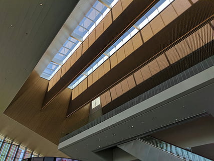 swiss konferansesenter, Lausanne, grå, brun, betong, tak, arkitektur, interiør, moderne, vindu, skygge, vinduslys, tre, himmellys, struktur, design, bygget struktur, lav vinkel visning, bygning, ingen folk, by, glass - materiale, virksomhet, innendørs, dag, mønster, kontor, natur, skilt, trekant form, forbindelse, kontorbygning eksteriør, besøk, stål, 4K, CC0, offentlig domene, opphavsrett gratis