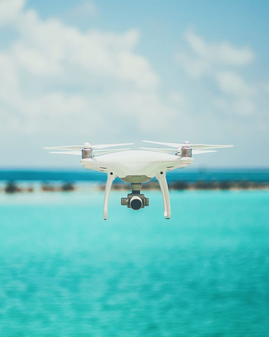 flyvende drone, selektiv, fokus fotografering, drone, hvid, fantom, ocean, hav, vand, fly, luftfartøj, flyvende, transportmidler, himmel, ferier, rejse, blå, kommerciel flyvemaskine, luft, lufthavn, propel, transportform, bevægelse, sky - himmel, ingen mennesker, Midt i luften, dag, natur, på farten, luksus, luftfartsindustrien, 1080P