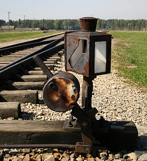 Schaltpunkt, Schiene, Spur, Hebel zeigt, Anzeigelampe, Birkenau, Konzentrationslager, Polen, oswiecim, Schienenverkehr, Bahngleis, Metall, Transport, Tag, Natur, Sonnenlicht, rostig, keine Leute, Zug, Zug - Fahrzeug, Transportmittel, Land, Feld, draußen, Fokus auf den Vordergrund, verlassen, Maschinen, alt, Hebel, Eisen - Metall, 1080P, CC0, gemeinfrei, lizenzfrei