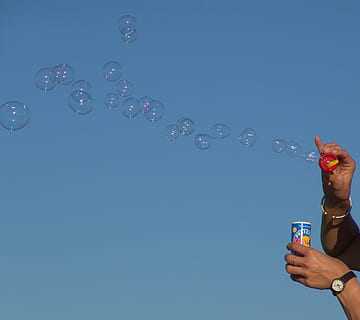 bombolles de sabó, cel blau, cel, blau, bombolla, vareta de bombolles, bufat, gent, a l'aire lliure, naturalesa, diversió, una persona, sabó sud, celebració, estiu, adult, aigua, tecnologia sense fils, refresc, mà humana, mà, part del cos humà, cel clar, fragilitat, vulnerabilitat, còpia espai, dia, part del cos, persones reals, estils de vida, dones, lleuger, dit, 1080P, CC0, domini públic, lliure de regalies