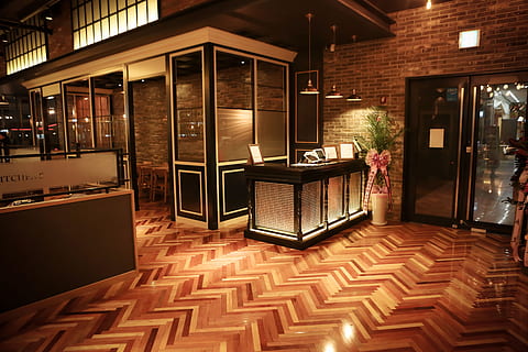 braun, hölzern, Stehtisch, neben, Tür, Restaurant, Buffet, Innen-, Luxus, die Architektur, modern, drinnen, Design, Bodenbelag, Eleganz, gebaute Struktur, Gebäude, Eingang, keine Leute, Glas - Material, Wohngebäude, Sitz, Möbel, beleuchtet, Fenster, Abwesenheit, Stuhl, Holz - Material, Fliesenboden, 5K, CC0, gemeinfrei, lizenzfrei