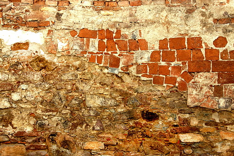 zeď, textura, cihly, kámen, starý, cihlový, pozadí, nástěnný prvek, vzor, špinavý, texturou, zvětralý, cement, Červené, hnědý, hrubý, cihlová zeď, architektura, stavba, celý rám, nikdo, exteriér budovy, špatný stav, poškozen, run-down, den, odlupuje se, zhoršení, venku, kamenná zeď, chaotický, zničil, 4K