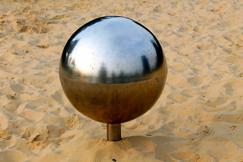 ball, skinnende, handle om, sfære, sand, enkelt objekt, land, ingen folk, refleksjon, nærbilde, Strand, utendørs, geometrisk form, sirkel, dag, natur, klinkekuler, høy vinkel visning, form, fravær, metall, 4K, CC0, offentlig domene, opphavsrett gratis