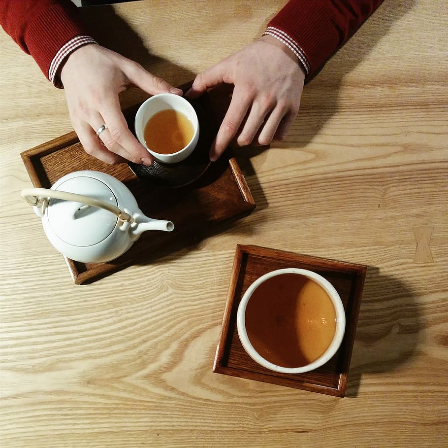 cita del té, té, fecha, beber, bebida, vista superior, madera, vaso, café - bebida, gente, mesa, mano humana, té - bebida caliente, una persona, material de madera, taza de café, calor - temperatura, café, relajación, hombres, cafeína, marrón, mujer, comida y bebida, taza de te, jarra, refresco, mano, gente real, parte del cuerpo humano, participación, bebida caliente, adentro, utensilio de cocina, vajilla, tetera, te negro, dedo, 1080P