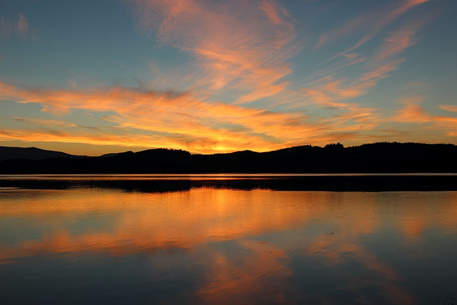 foto de silueta, cuerpo, agua, montañas, oscuridad, puesta de sol, paisaje, verano, naturaleza, lago, noche, nubes, Abendstimmung, cielo de la tarde, relajarse, reflexión, belleza en la naturaleza, escena tranquila, scenics, tranquilidad, silueta, cielo, paisajes - naturaleza, nube - cielo, nadie, color naranja, árbol, idílico, escena no urbana, frente al mar, planta, al aire libre, cielo romantico, 5K