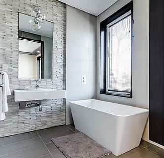 blanco, cerámico, bañera, enmarcado, ventana, junto a, baño, espejo, reflexión, baño doméstico, adentro, arquitectura, casa, interior de la casa, piso, cuarto doméstico, lavabo, edificio, estructura construida, nadie, azulejo, ducha, equipo doméstico, moderno, suelo de baldosas, lujo, techo, 2K, CC0, dominio público, libre de derechos
