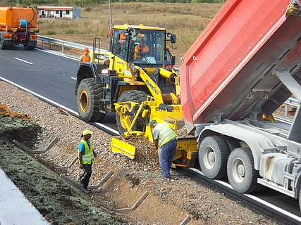 Sofia, Konstruktion, westlicher Regenbogen, Transport, Besetzung, Landfahrzeug, Arbeiten, Transportmittel, Maschinen, Männer, Baugewerbe, Industrie, Straße, Baumaschine, Tag, Baustelle, reflektierende Kleidung, Ausrüstung, echte Menschen, Erdbewegungsmaschine, Kipper, Menschen, Baufahrzeug, Mitarbeiter, 1080P, CC0, gemeinfrei, lizenzfrei