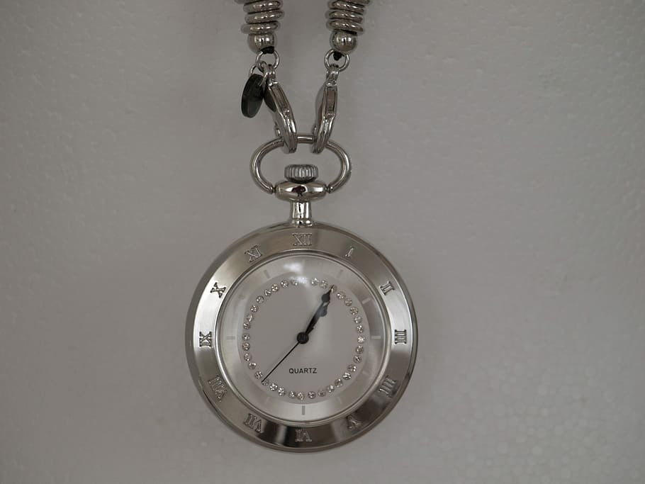 orologio, orologio da tasca, vecchi tempi, vecchio, tempo, nostalgia, quadrante, vicino, secondi, minuti, argento, scala, orologio analogico, tempo di, tempo che indica, pointer, ora, sospeso, nessuno, in casa, avvicinamento, strumento del tempo, metallo, precisione, caratteristica della parete, numero, grigio, forma geometrica, cerchio, natura morta, catena, forma, sfondo grigio, girato in studio, mano minuta, orologio da parete, soffitto, 2K