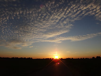 pilviä, ilta, auringonlasku, ilta taivas, taivas, kesä, Toivon pilkahdus, ala, maisema, levätä, hämärä, ilmapiiri, luonto, aurinko, auringonvalo, ulkona, pilvi - taivas, scenics, ei ihmisiä, cloudscape, kauneus luonnossa, auringonnousu - aamunkoitto, sininen, siluetti, tie, ympäristö, tyyneys, maisemat - luonto, rauhallinen kohtaus, kuljetus, oranssi väri, tie eteenpäin, suunta, näkökulmasta, kasvi, tumma, 2K, CC0, public domain, rojaltivapaa