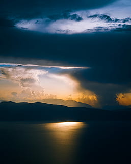Silhouette, Berg, Himmel, Karosserie, Wasser, Schattenbildfoto, Wolken, Sonnenlicht, Wolke, See, Schatten, Landschaft, Natur, Dramatischer Himmel, dunkel, See ohrid, Ohridsee, Sonnenuntergang, Hintergrund, Tapete, draussen, wolke - himmel, Schönheit in der Natur, Szenen - Natur, ruhige Szene, Ruhe, idyllisch, keine Leute, Nicht-städtische Szene, Ufergegend, Reflexion, draußen, 4K, CC0, gemeinfrei, lizenzfrei