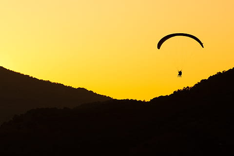 silhuet, person, faldskærmsudspring, dal, solnedgang, aktiv, aktivitet, luft, flyvningen, flyve, flyvende, sjovt, fritid, bjerge, orange, faldskærm, paragliding, mennesker, himmel, sport, ekstrem sport, eventyr, natur, udendørs, handling, fritidsaktiviteter, bjerg, Midt i luften, fritidsaktivitet, uigenkendelig person, orange farve, rigtige mennesker, transportmidler, opstemthed, scenics - natur, skønhed i naturen, frihed, 2K, CC0, offentligt domæne, royaltyfrie