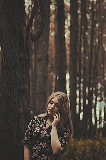 de peu, dona, al costat, gris, arbre, celebració, esquerra, galta, durant el dia, alt, arbres, cabellera rossa, boscos, dones, una persona, a l'aire lliure, gent, naturalesa, ètnia caucàsica, adult, femelles, bosc, una sola dona, adult jove, només adults, només dones, persones reals, terra, activitat d'oci, planta, estils de vida, dones joves, tronc de l'arbre, tronc, centrar-se en primer pla, vista frontal, roba casual, cabell, pentinat, dona guapa, contemplació, 5K, CC0, domini públic, lliure de regalies