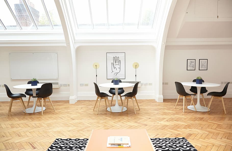 taules de restaurants, endins, habitació, tres, conjunt, fusta, menjar, taules, a prop, blanc, paret, obres d’art, interior, disseny, cadires, pissarra, sostre, pis, reunió, oficina, marc, art, pantalla, taula, cadira, a l'interior, dia, cap gent, tecnologia, seient, interior de casa, sòls, finestra, absència, terres de fusta dura, negocis, mobles, arranjament, comunicació, equips d’il·luminació, habitació domèstica, vista d’angle alt, llum elèctrica, configuració, 2K
