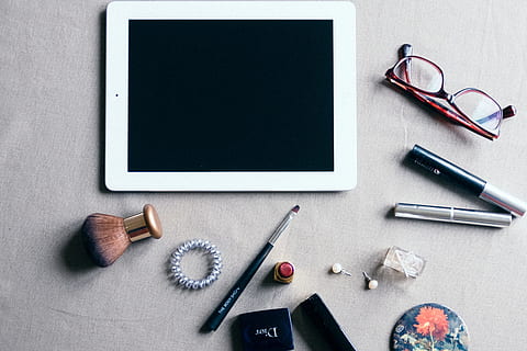 iPad-Layout, Kosmetika, ipad, Layout, Objekte, persönliches Accessoire, kabellose Technologie, Technologie, Laptop, digitale Tablette, Computer, direkt darüber, Tabelle, drinnen, Brille, Stillleben, keine Leute, große gruppe von gegenständen, Gruppe von Objekten, Wahl, Ausrüstung, Variation, High Angle View, tragbares Informationsgerät, Bleistift, Stift, Papier-, Notizblock, 4K, CC0, gemeinfrei, lizenzfrei