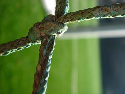 corda, node, força, llaç, dur, centrar-se en primer pla, primer pla, cap gent, dia, nus lligat, metall, lligat, naturalesa, a l'aire lliure, connexió, arbre, color verd, planta, filferro espinós, seguretat, vell, rovellat, 1080P, CC0, domini públic, lliure de regalies